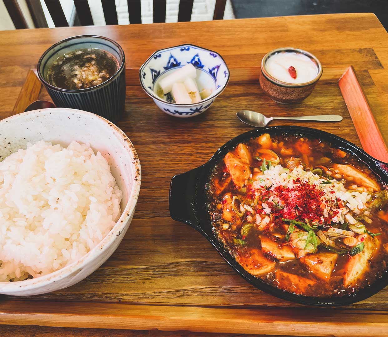 https://www.beyondmag.jp/wp-content/uploads/2021/07/120-麻婆豆腐定食.jpg