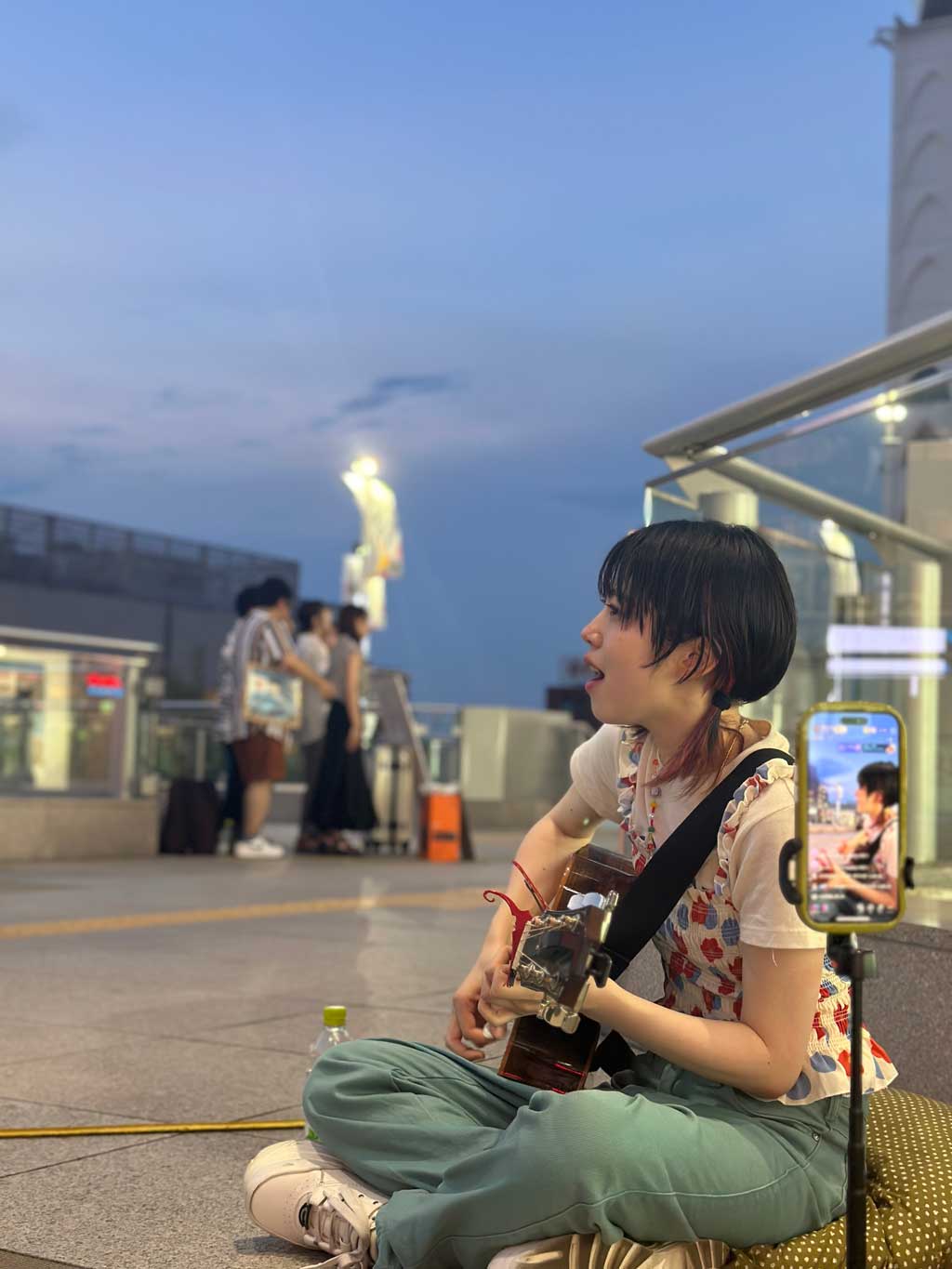 https://www.beyondmag.jp/wp-content/uploads/2024/10/966_路上ライブ.jpg