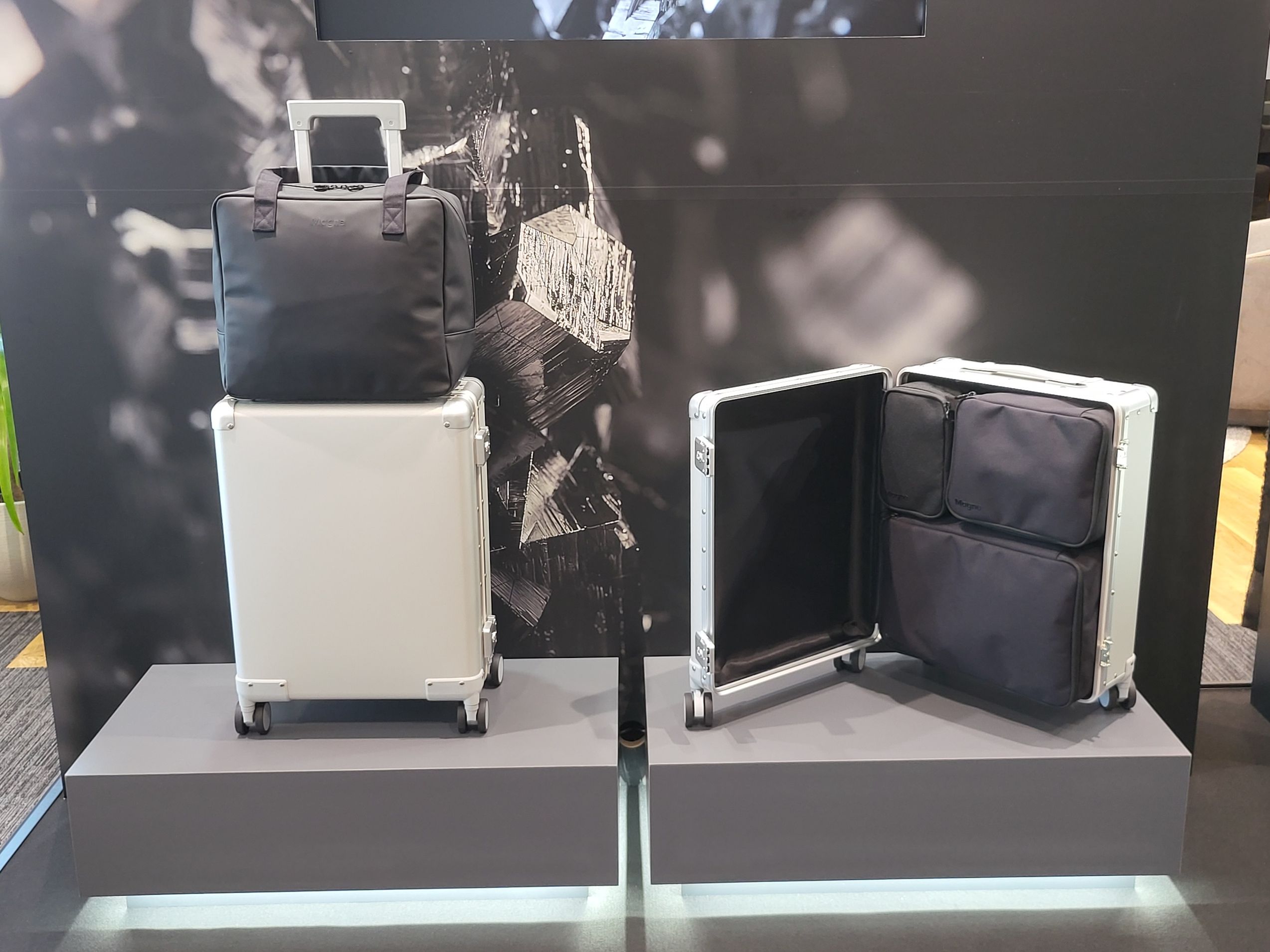 Magne Suitcaseにピッタリフィットする専用ボストンとポーチも同時発売。旅全体の体験を設計する