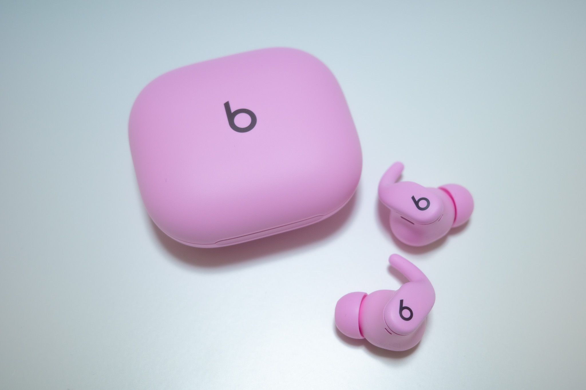 Beatsが新世代のフィットネスイヤホン「Powerbeats Fit」を発売！
